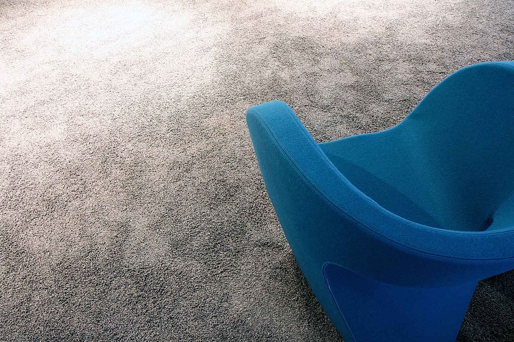 Teppichboden mit blauem Couchsessel