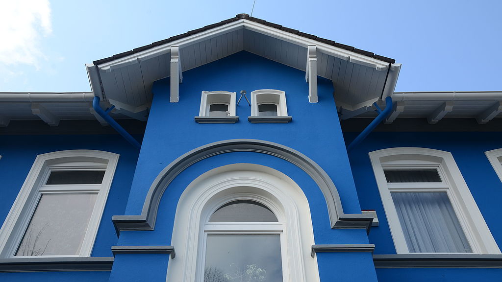 blaues Haus Malerarbeiten